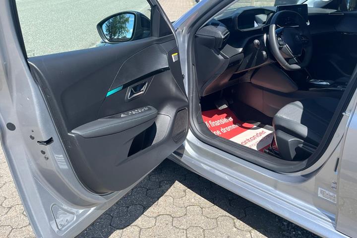 Grå Peugeot 208 fra 2023