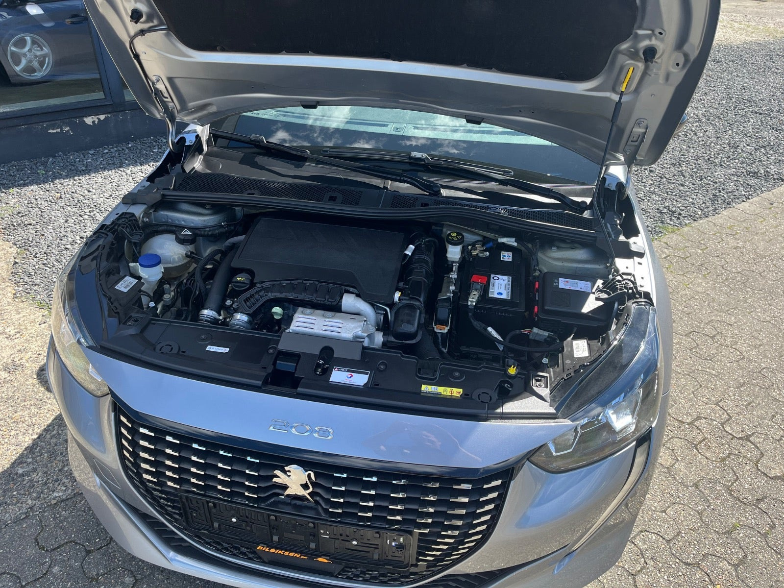 Grå Peugeot 208 fra 2023