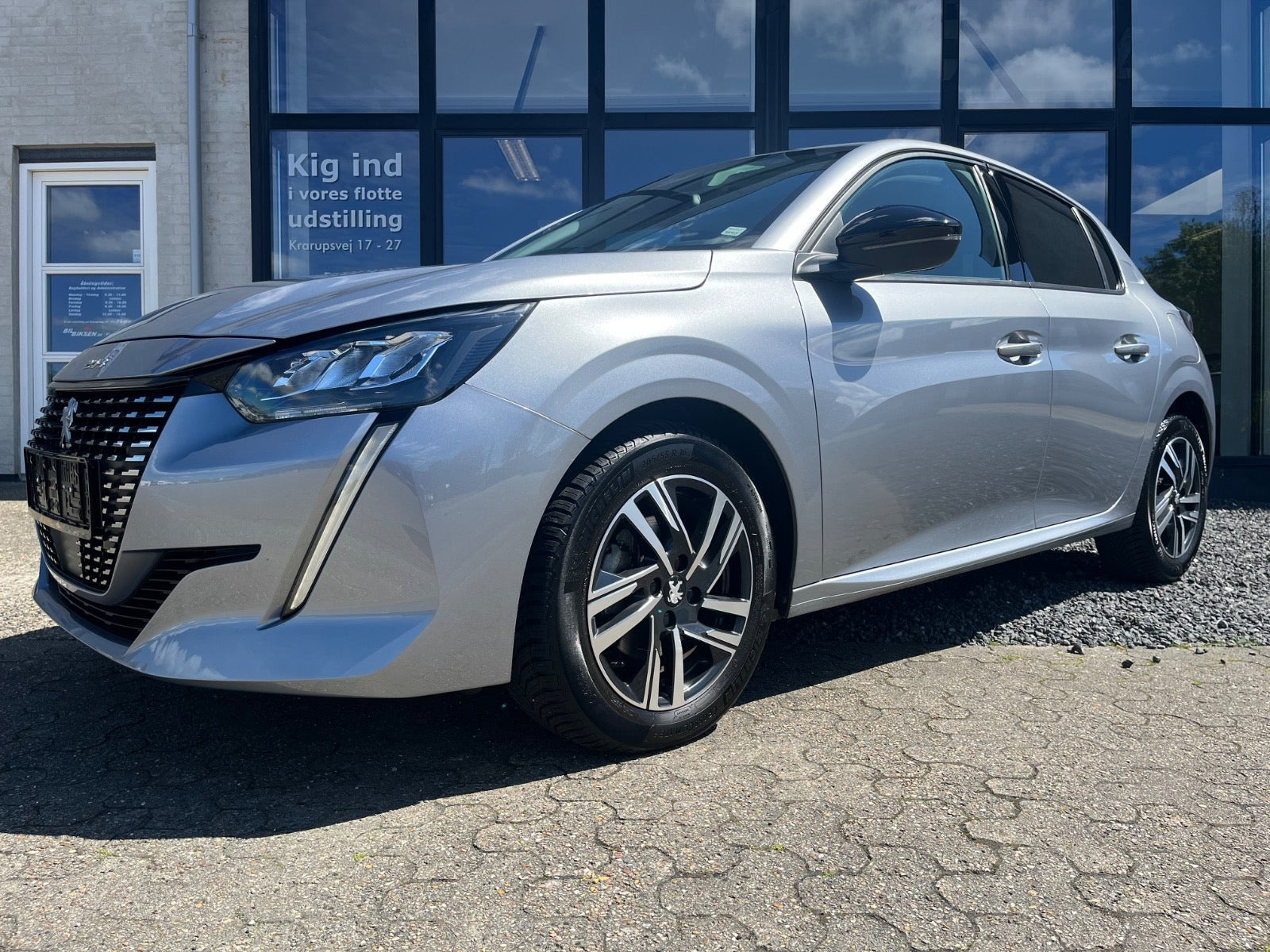Grå Peugeot 208 fra 2023