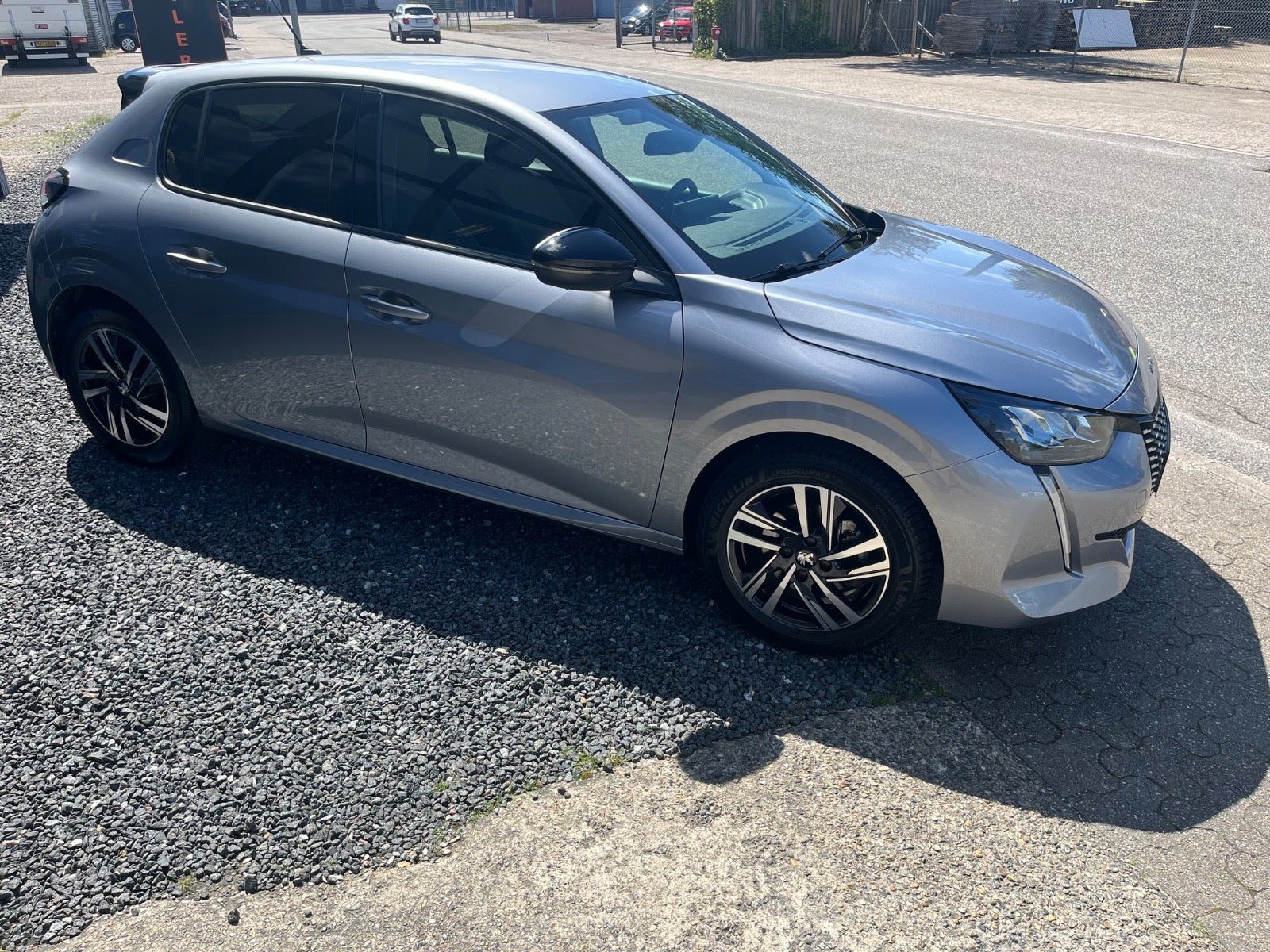 Grå Peugeot 208 fra 2023