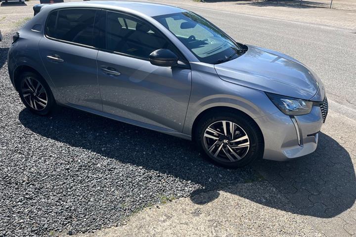 Grå Peugeot 208 fra 2023