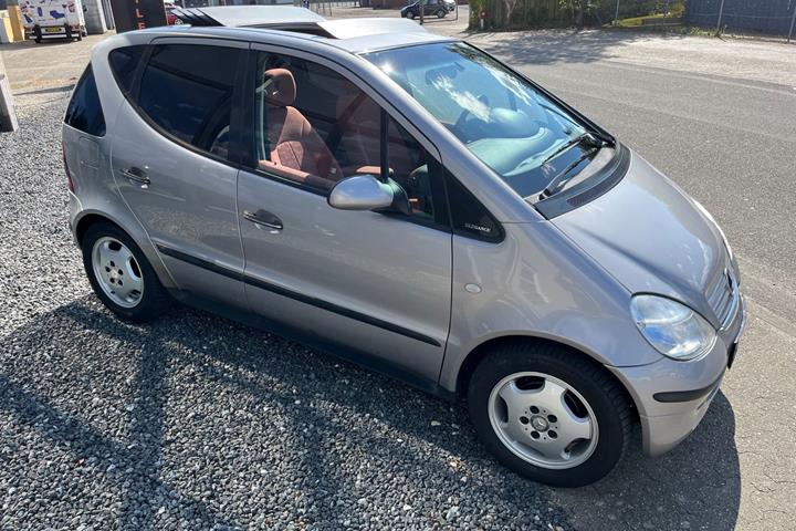 Grå Mercedes A140 fra 2000