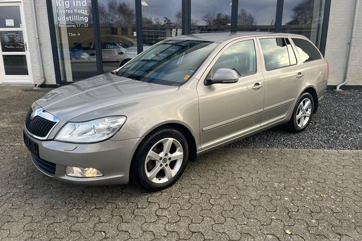 Orange Skoda Octavia fra 2012