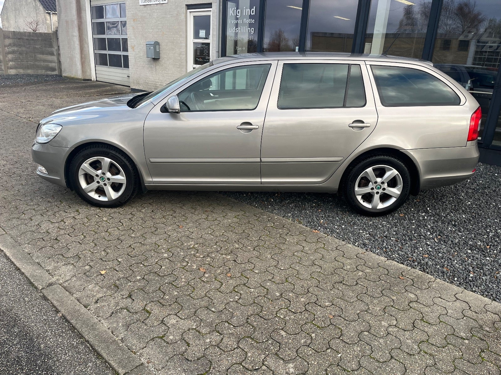 Orange Skoda Octavia fra 2012