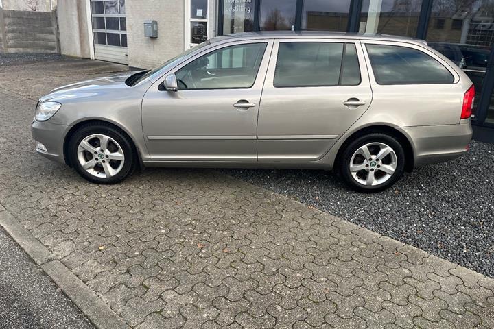 Orange Skoda Octavia fra 2012