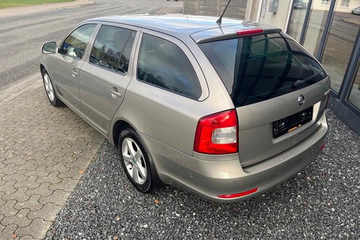 Orange Skoda Octavia fra 2012
