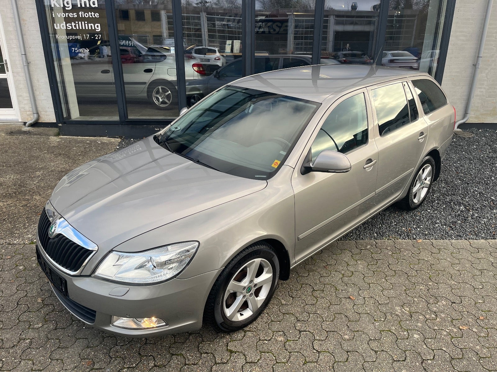 Orange Skoda Octavia fra 2012