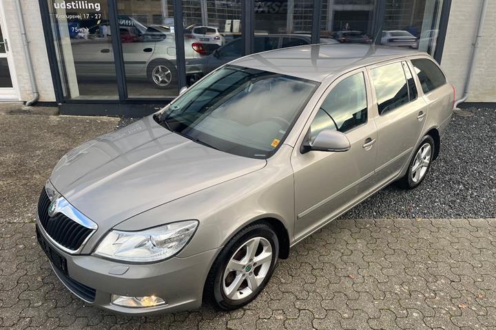 Orange Skoda Octavia fra 2012