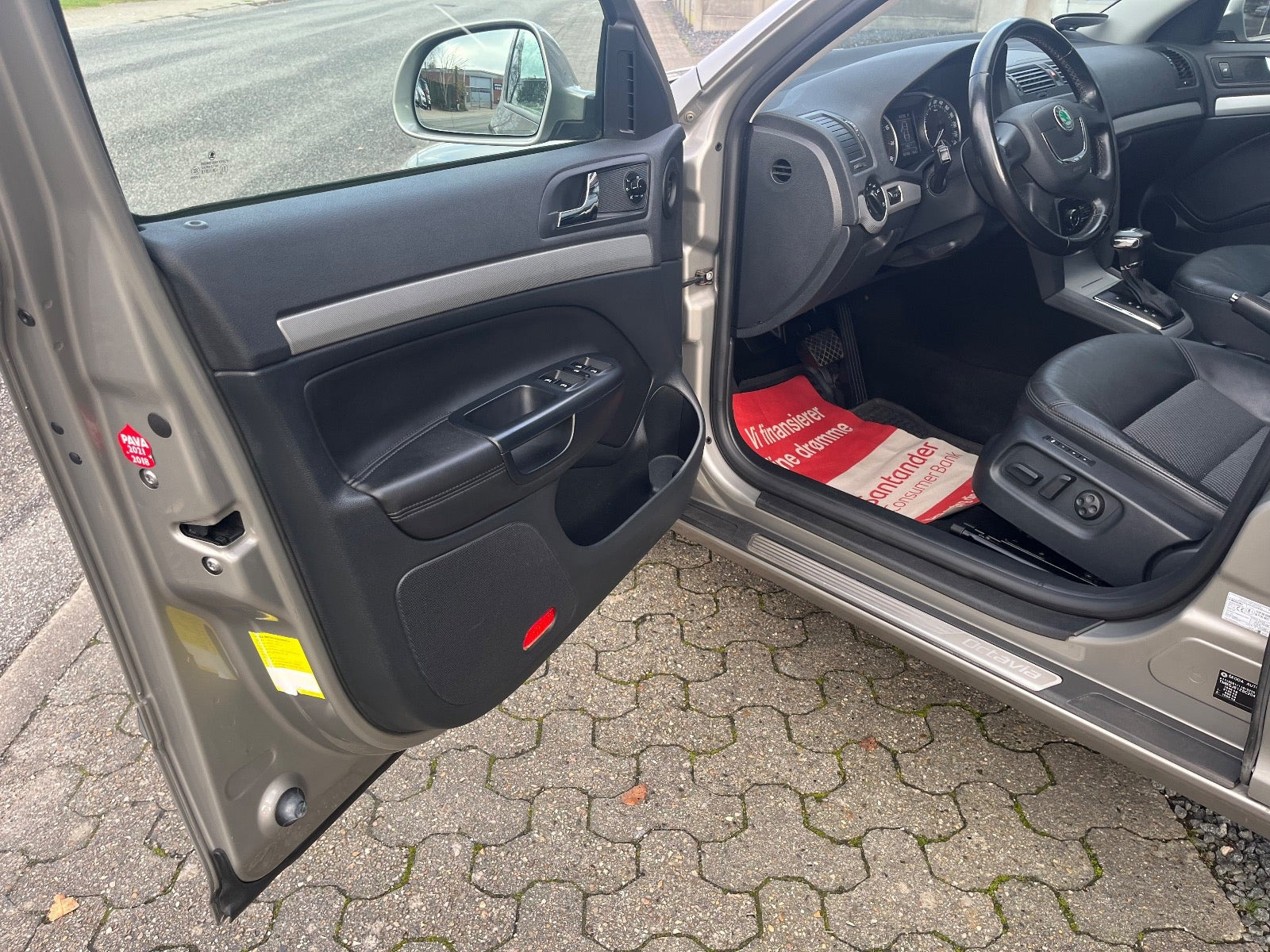 Orange Skoda Octavia fra 2012