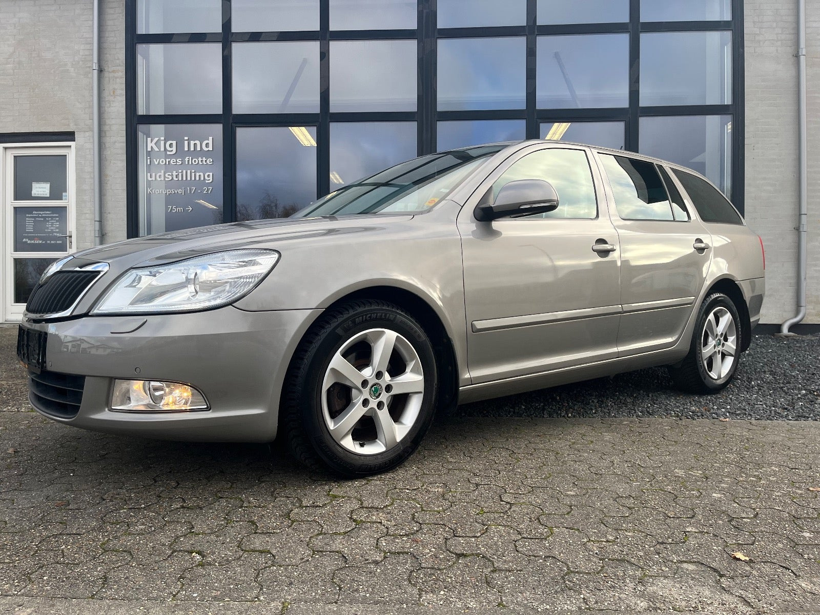 Orange Skoda Octavia fra 2012