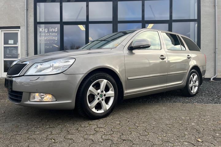 Orange Skoda Octavia fra 2012