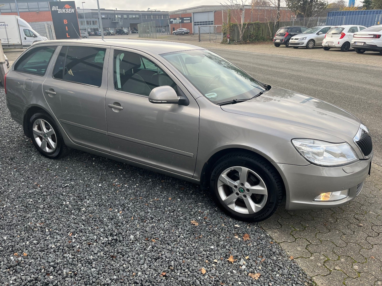 Orange Skoda Octavia fra 2012