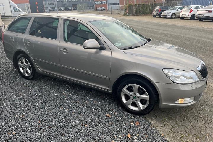 Orange Skoda Octavia fra 2012