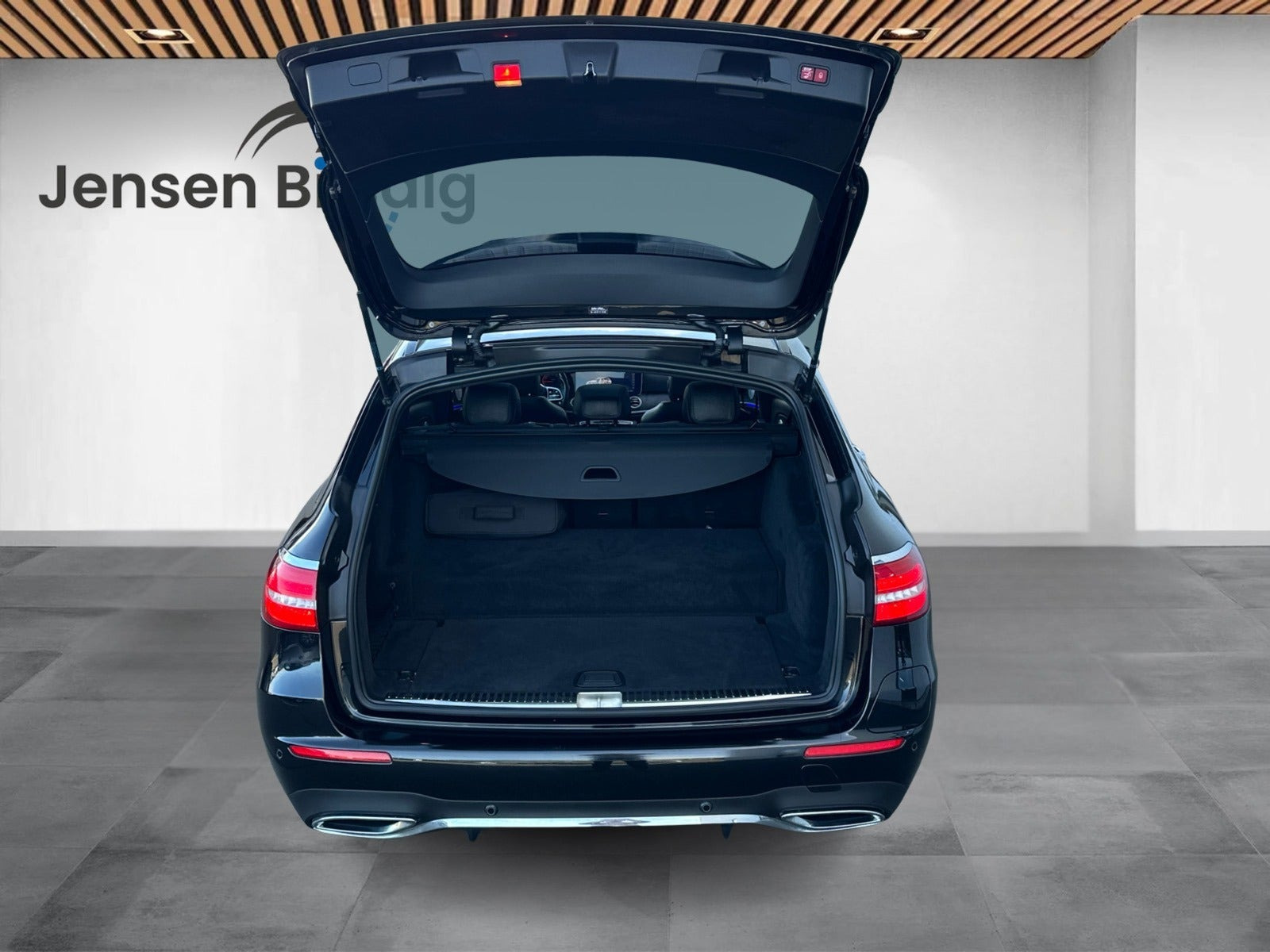 Sort Mercedes E300 de fra 2019