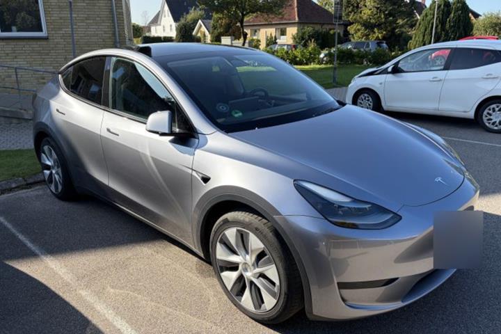 Grå Tesla Model Y fra 2024
