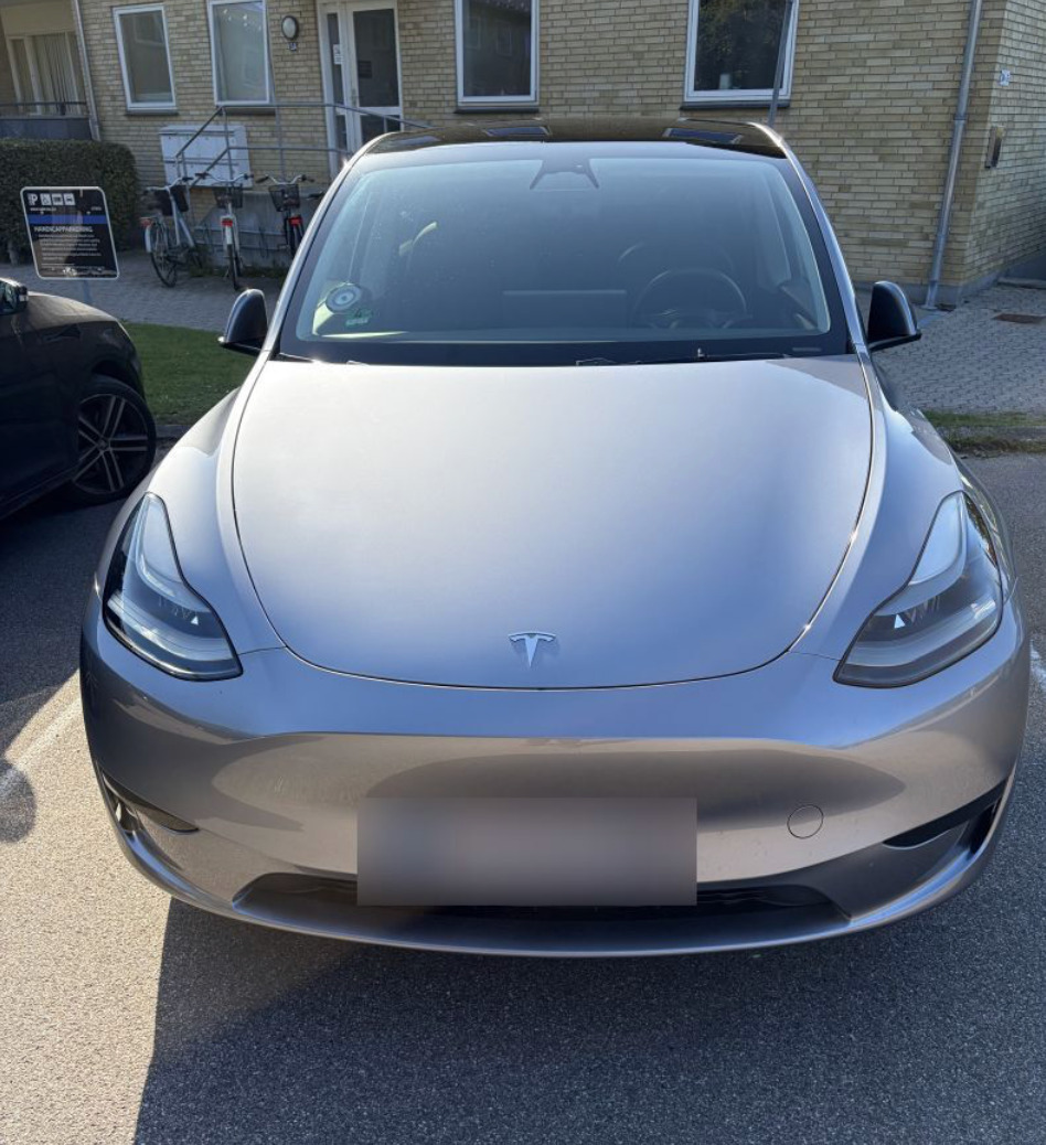 Grå Tesla Model Y fra 2024