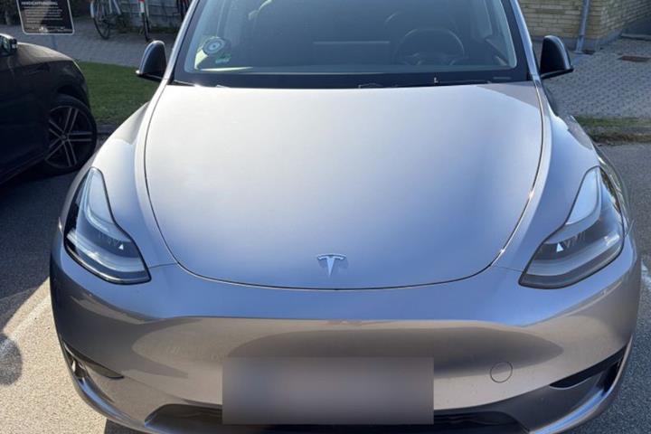 Grå Tesla Model Y fra 2024
