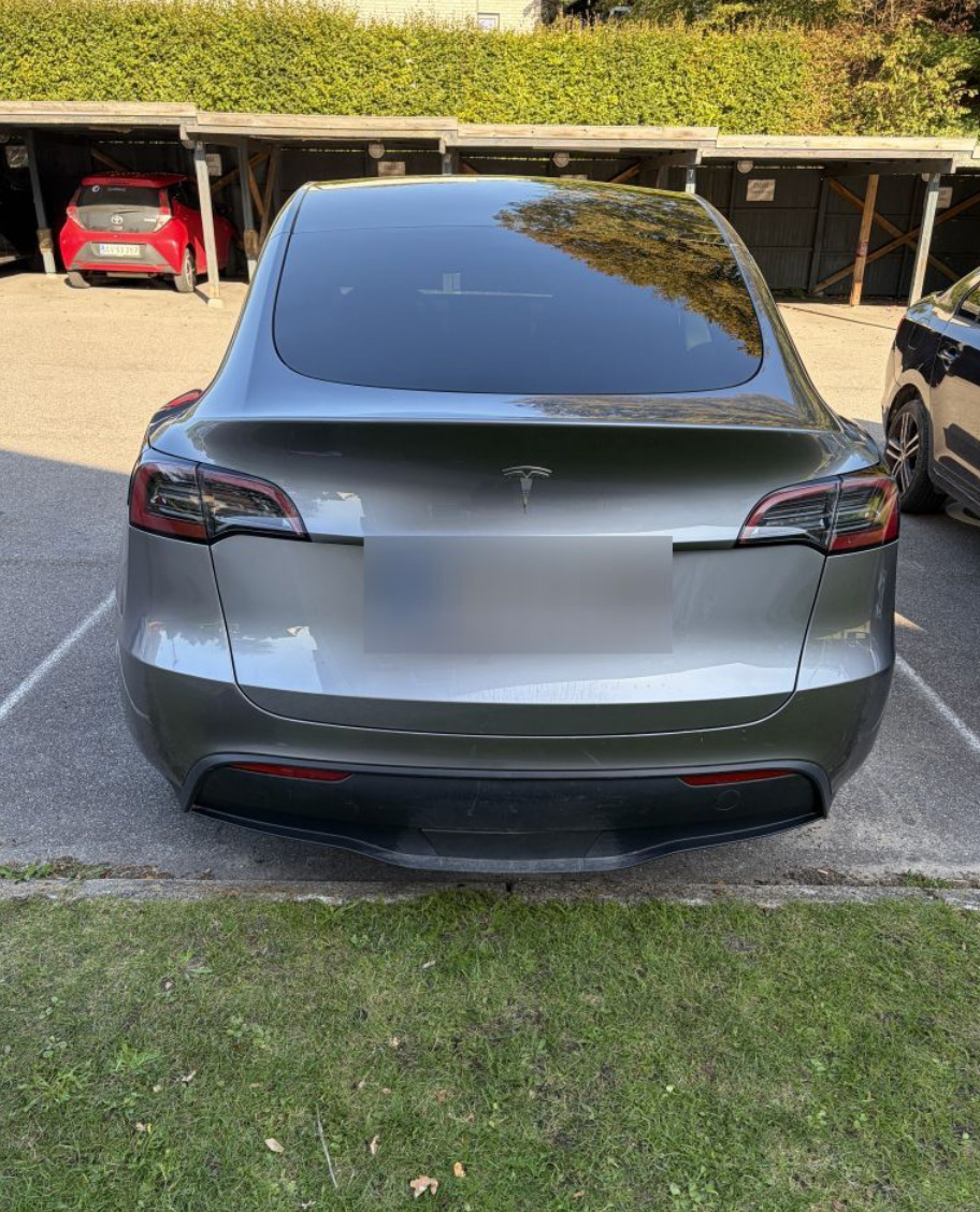 Grå Tesla Model Y fra 2024