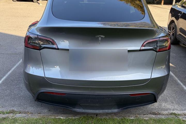 Grå Tesla Model Y fra 2024
