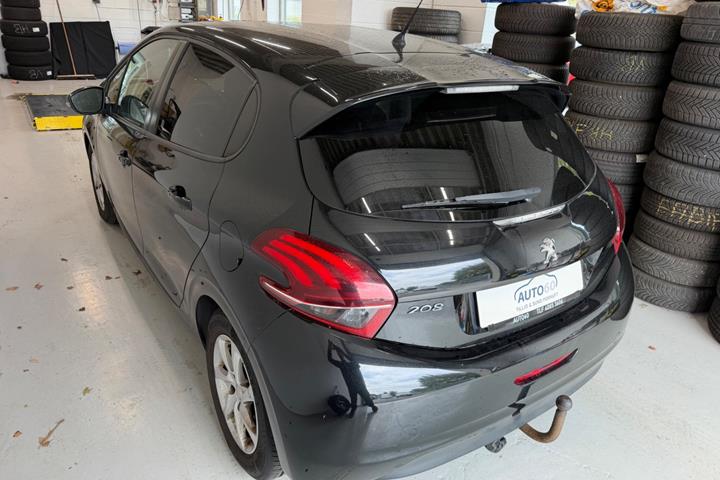 Sort Peugeot 208 fra 2017