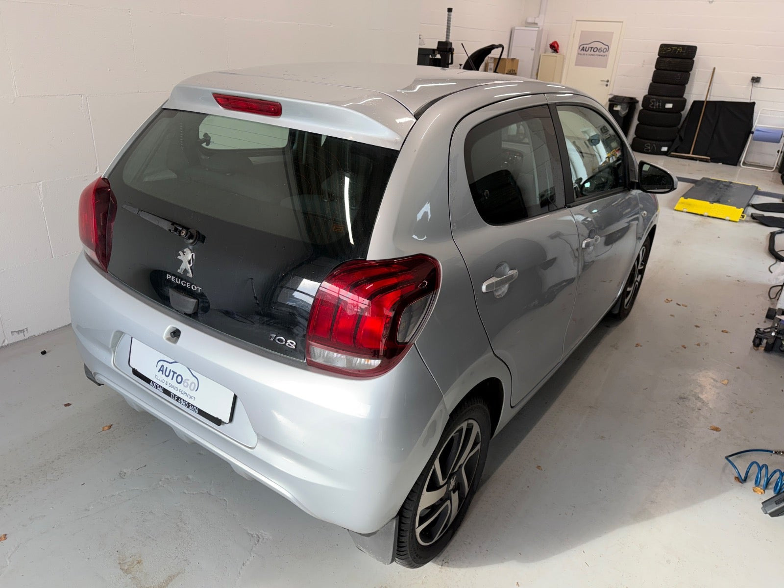 Grå Peugeot 108 fra 2020