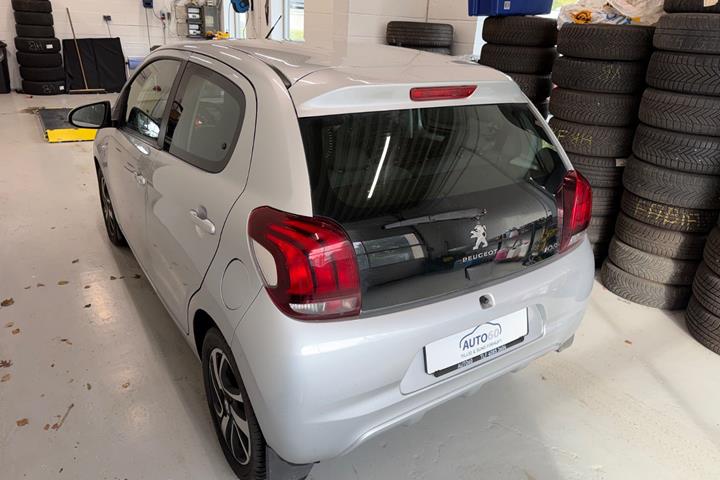 Grå Peugeot 108 fra 2020