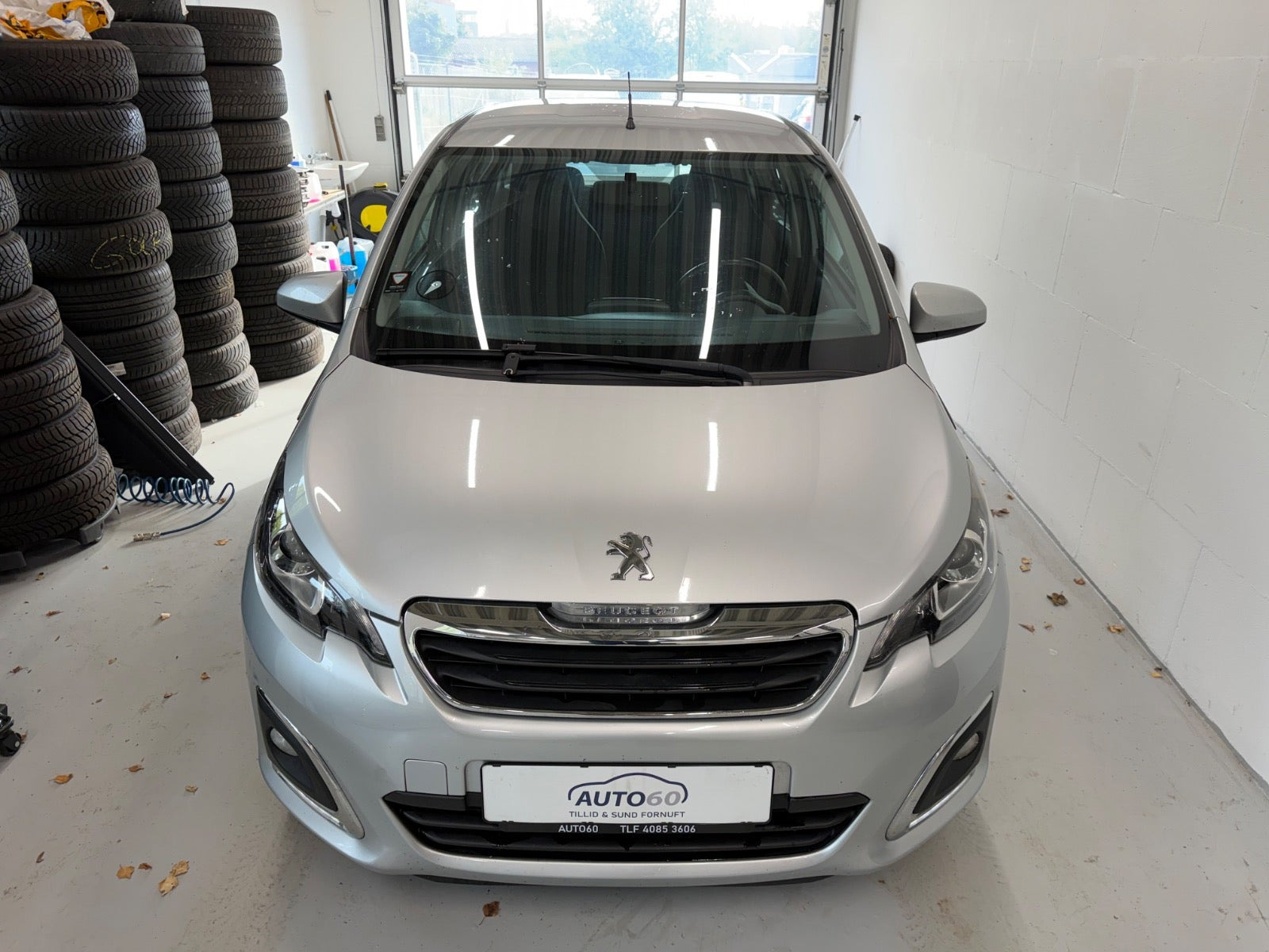 Grå Peugeot 108 fra 2020