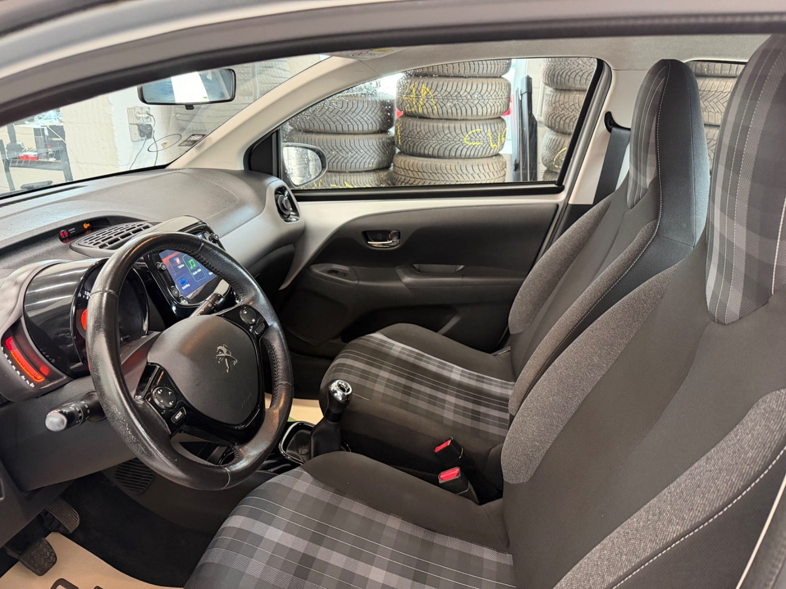 Grå Peugeot 108 fra 2020