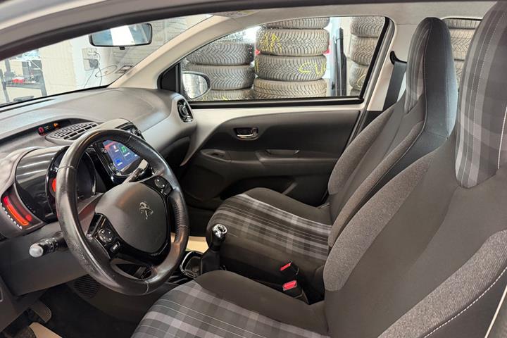 Grå Peugeot 108 fra 2020