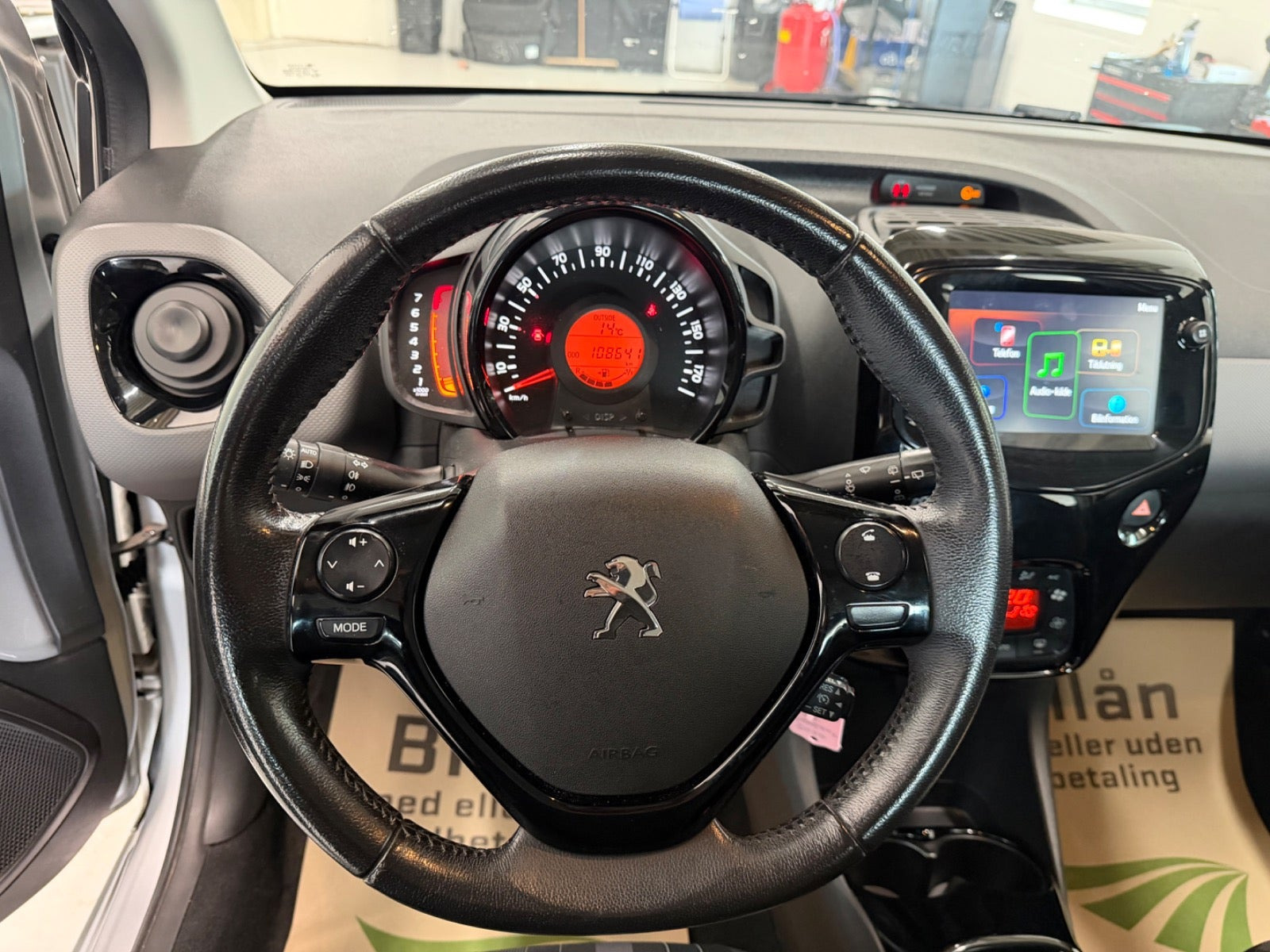 Grå Peugeot 108 fra 2020