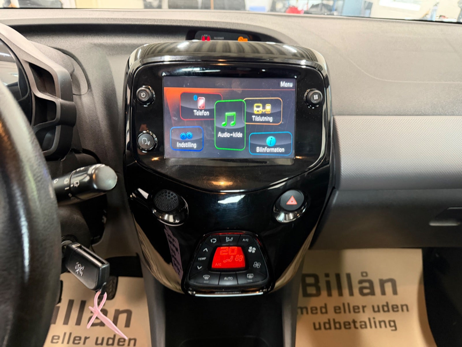 Grå Peugeot 108 fra 2020
