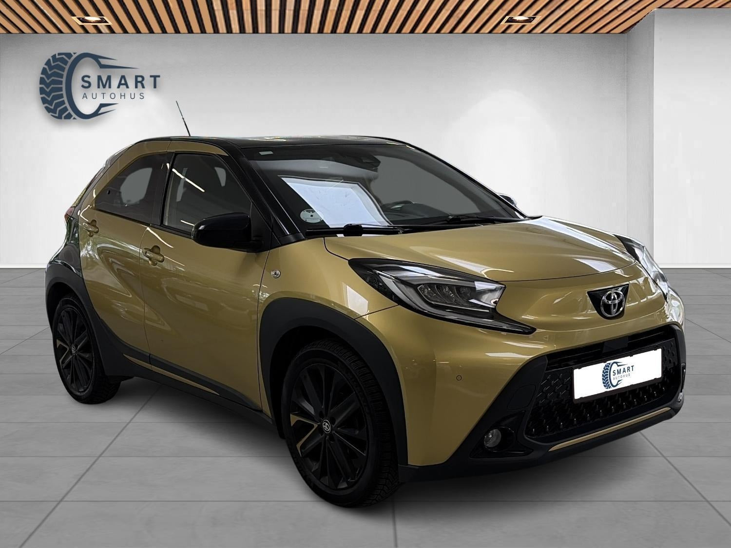 Gul Toyota Aygo X fra 2023