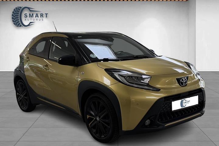 Gul Toyota Aygo X fra 2023