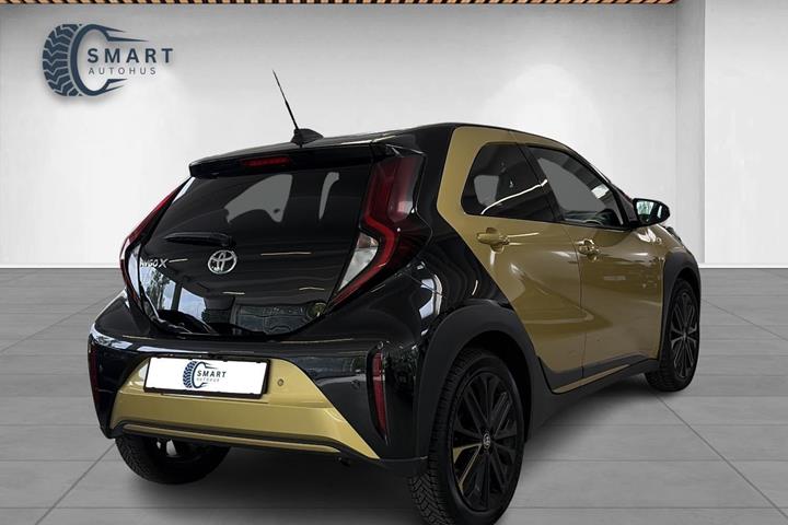 Gul Toyota Aygo X fra 2023