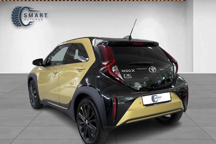 Gul Toyota Aygo X fra 2023