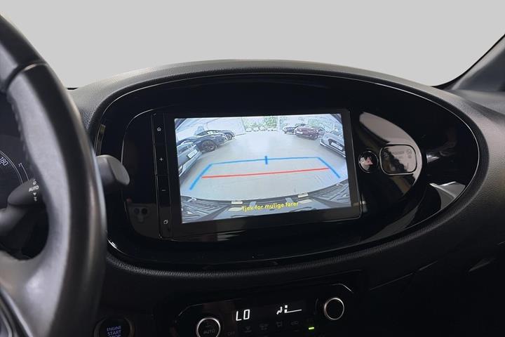 Gul Toyota Aygo X fra 2023
