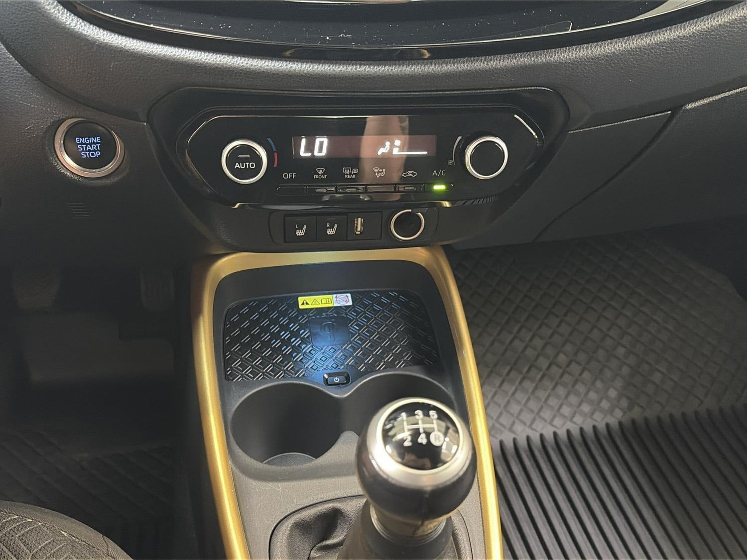 Gul Toyota Aygo X fra 2023