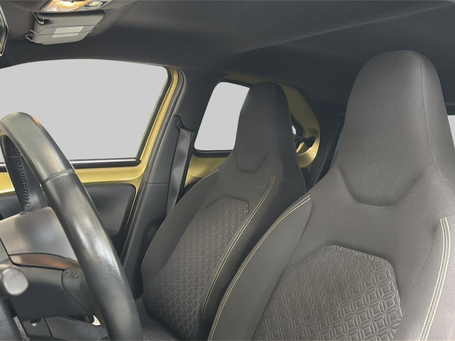 Gul Toyota Aygo X fra 2023