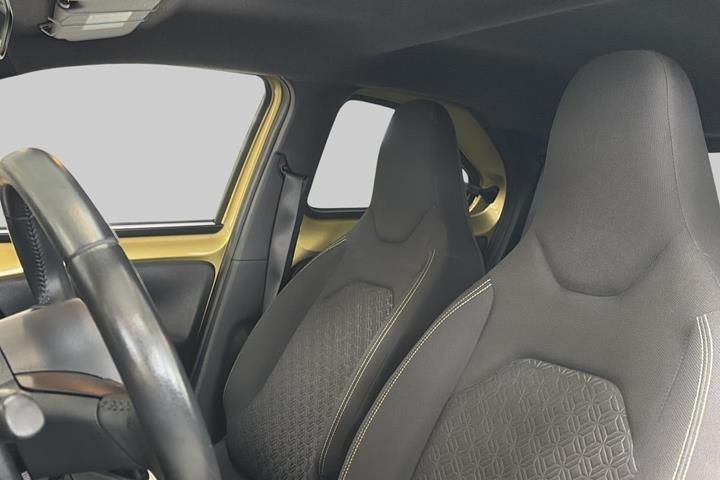 Gul Toyota Aygo X fra 2023