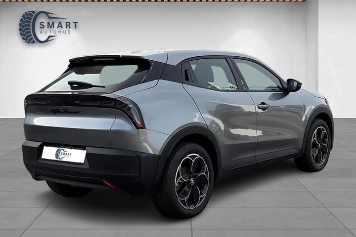 Grå Alfa Romeo Junior fra 2025
