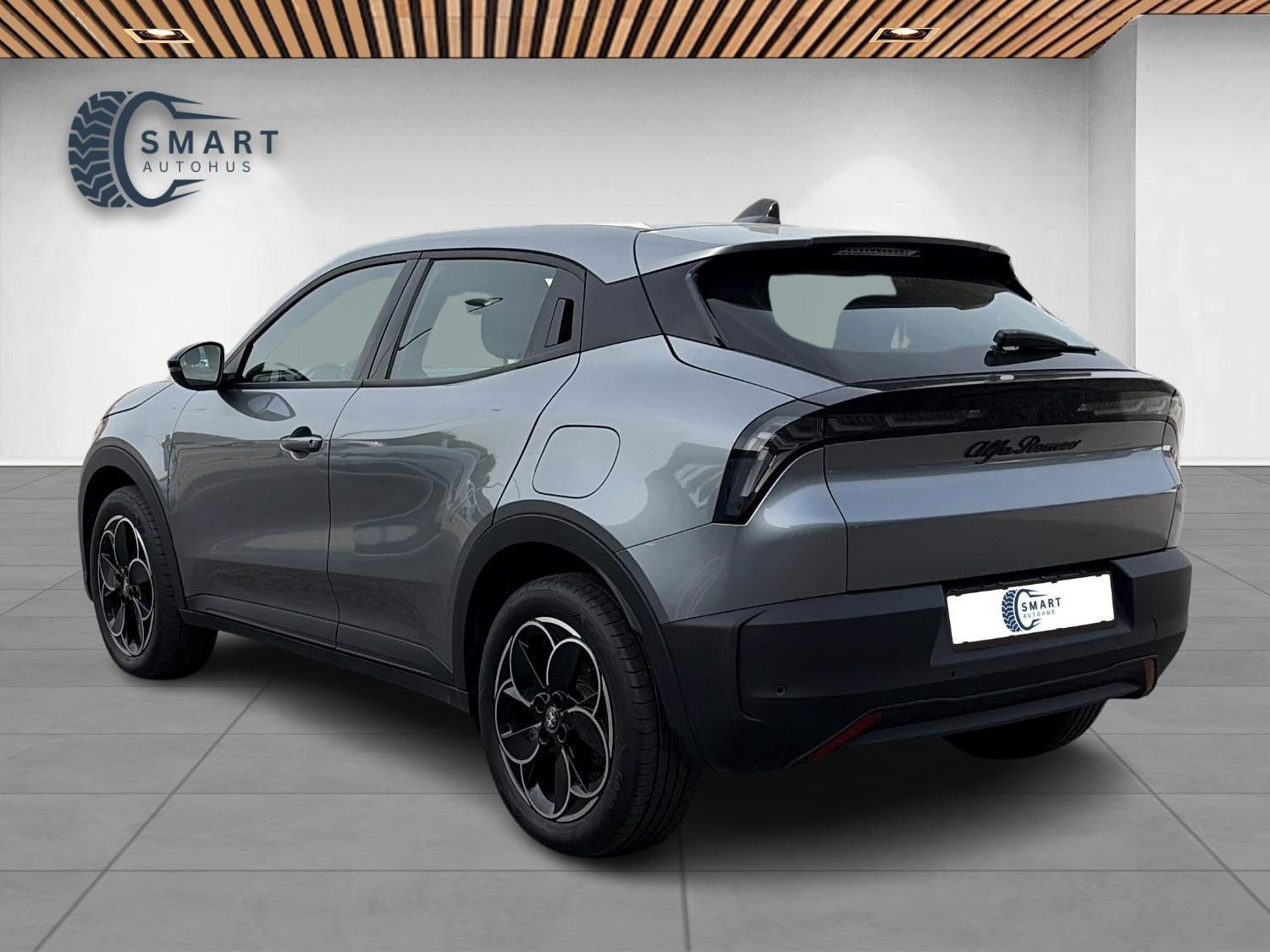 Grå Alfa Romeo Junior fra 2025