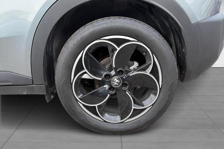 Grå Alfa Romeo Junior fra 2025