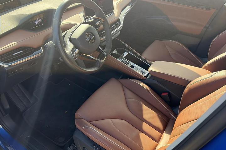 Blå Skoda Enyaq fra 2023