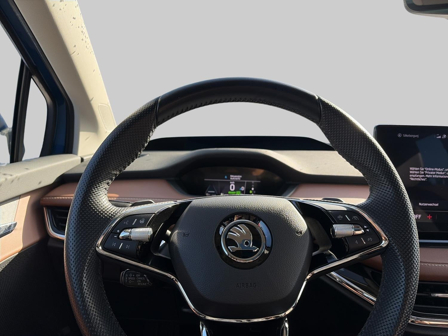 Blå Skoda Enyaq fra 2023