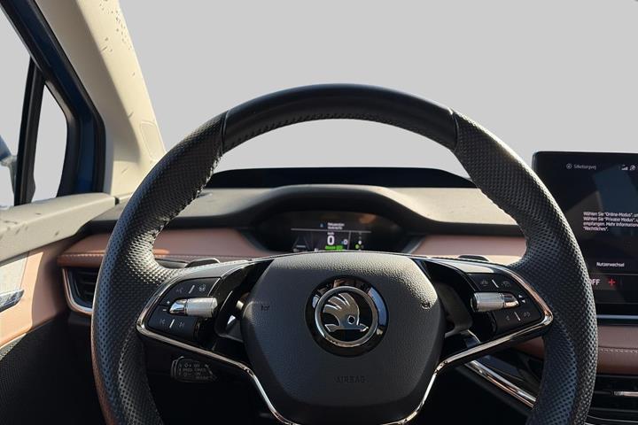 Blå Skoda Enyaq fra 2023