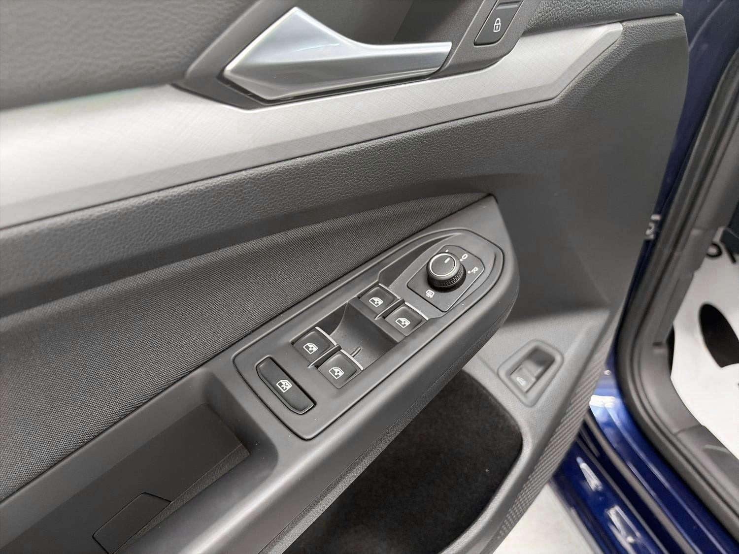 Blå VW Golf VIII fra 2021