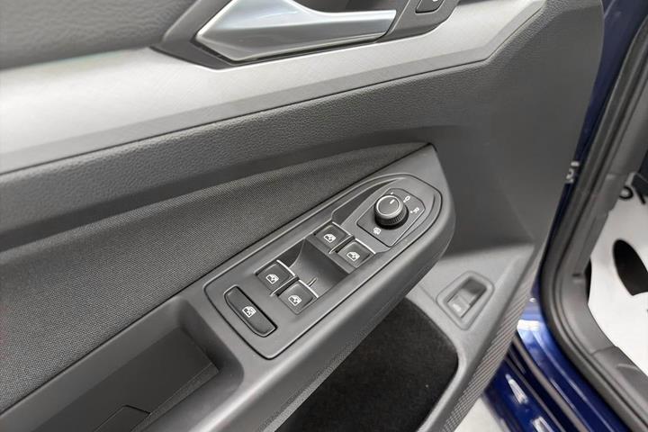 Blå VW Golf VIII fra 2021