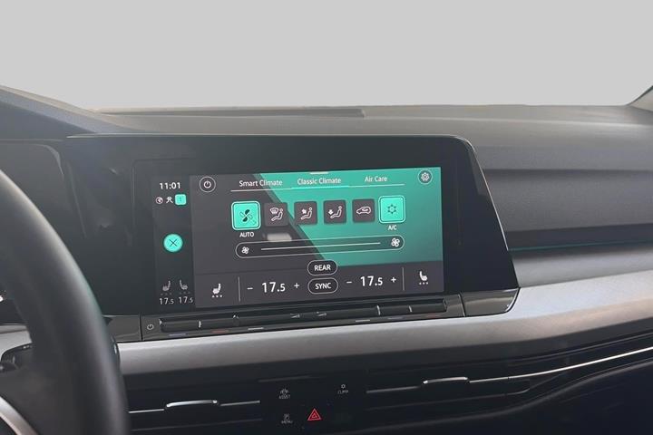 Blå VW Golf VIII fra 2021