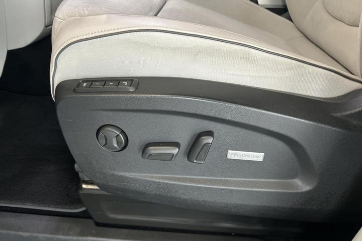 Grå VW ID.Buzz fra 2023