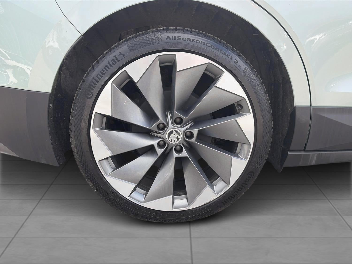 Grå Skoda Enyaq fra 2021